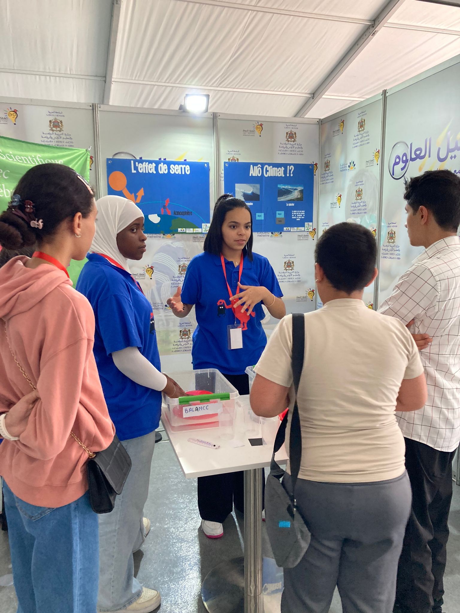 Académiciens posant devant la banderole du Festival des Petits Débrouillards à Rabat