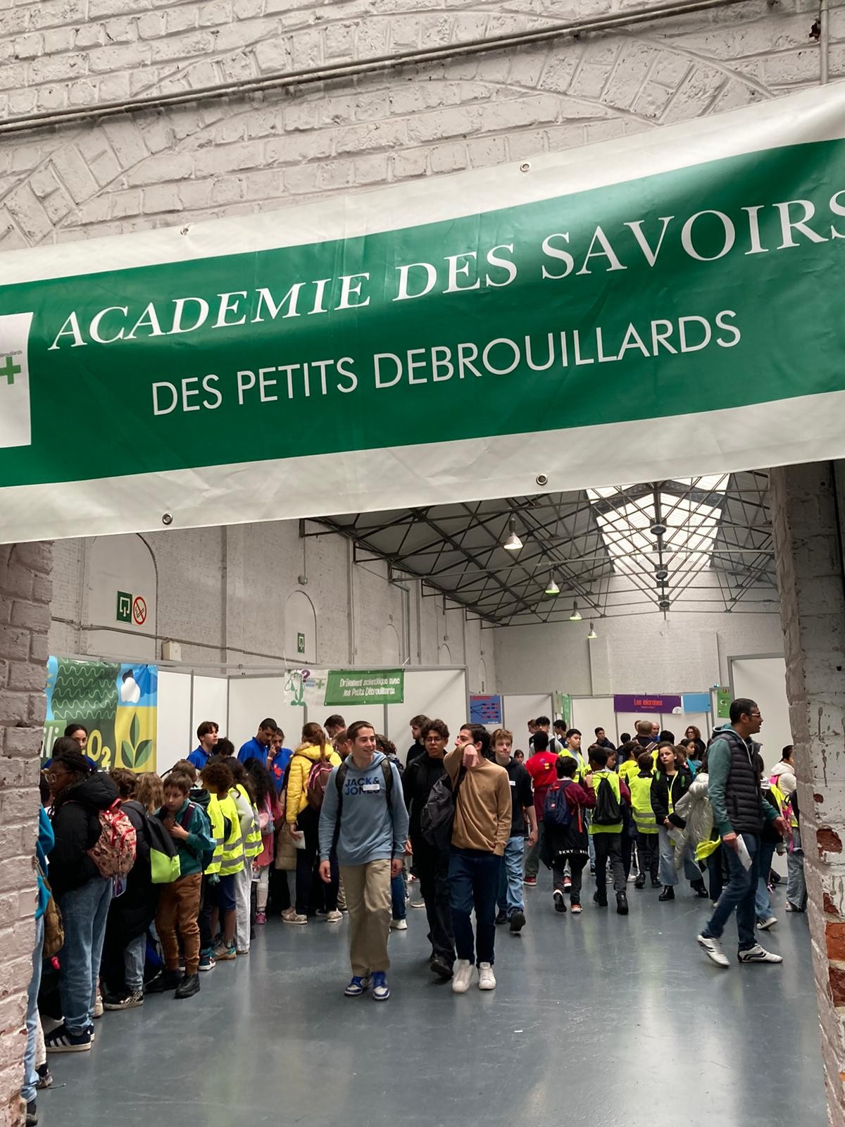 Académiciens présentant leur projet de recherche de la Pépinière des Jeunes Chercheurs