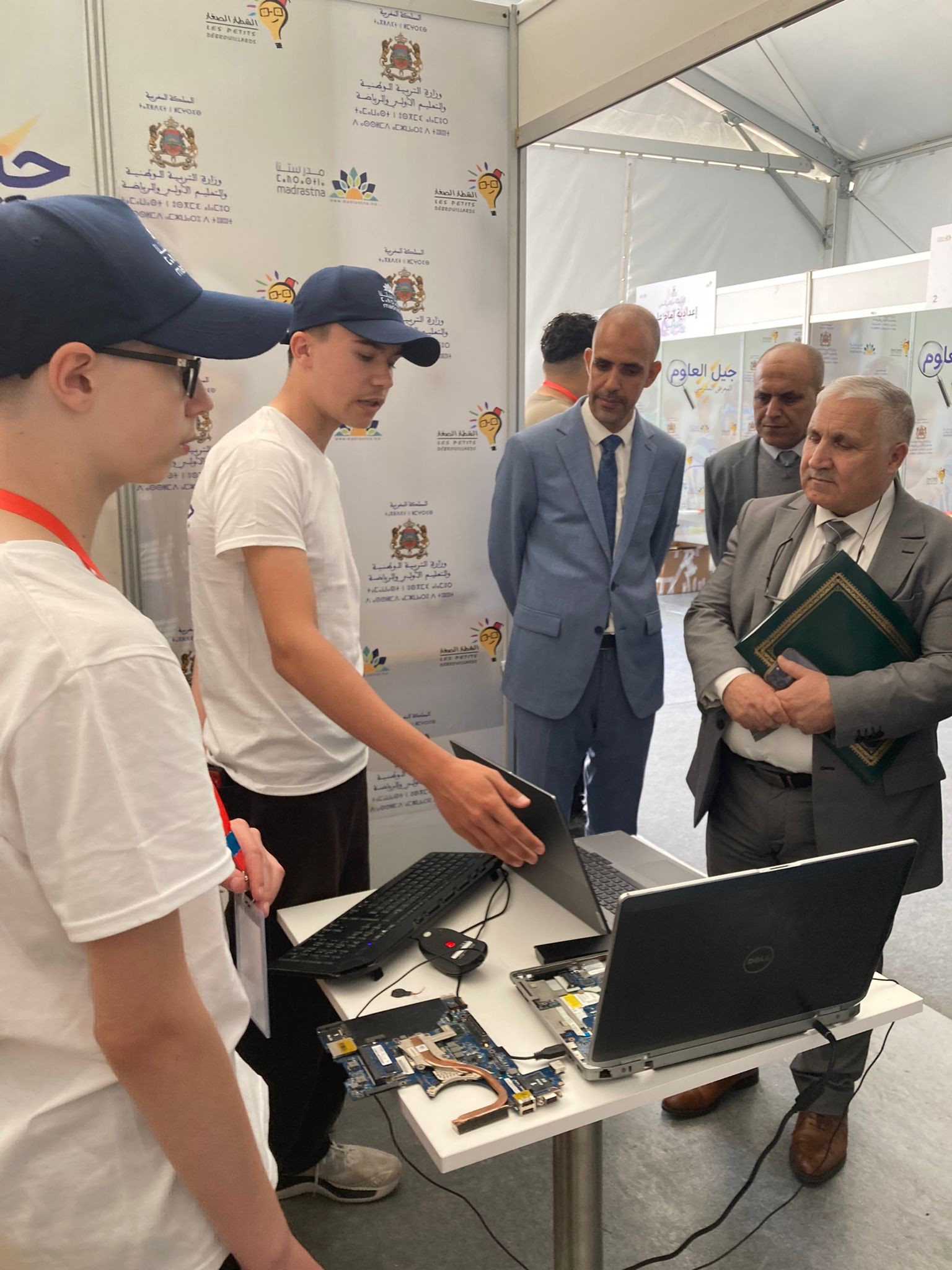 Jeunes chercheurs présentant leur projet scientifique au Festival de Rabat