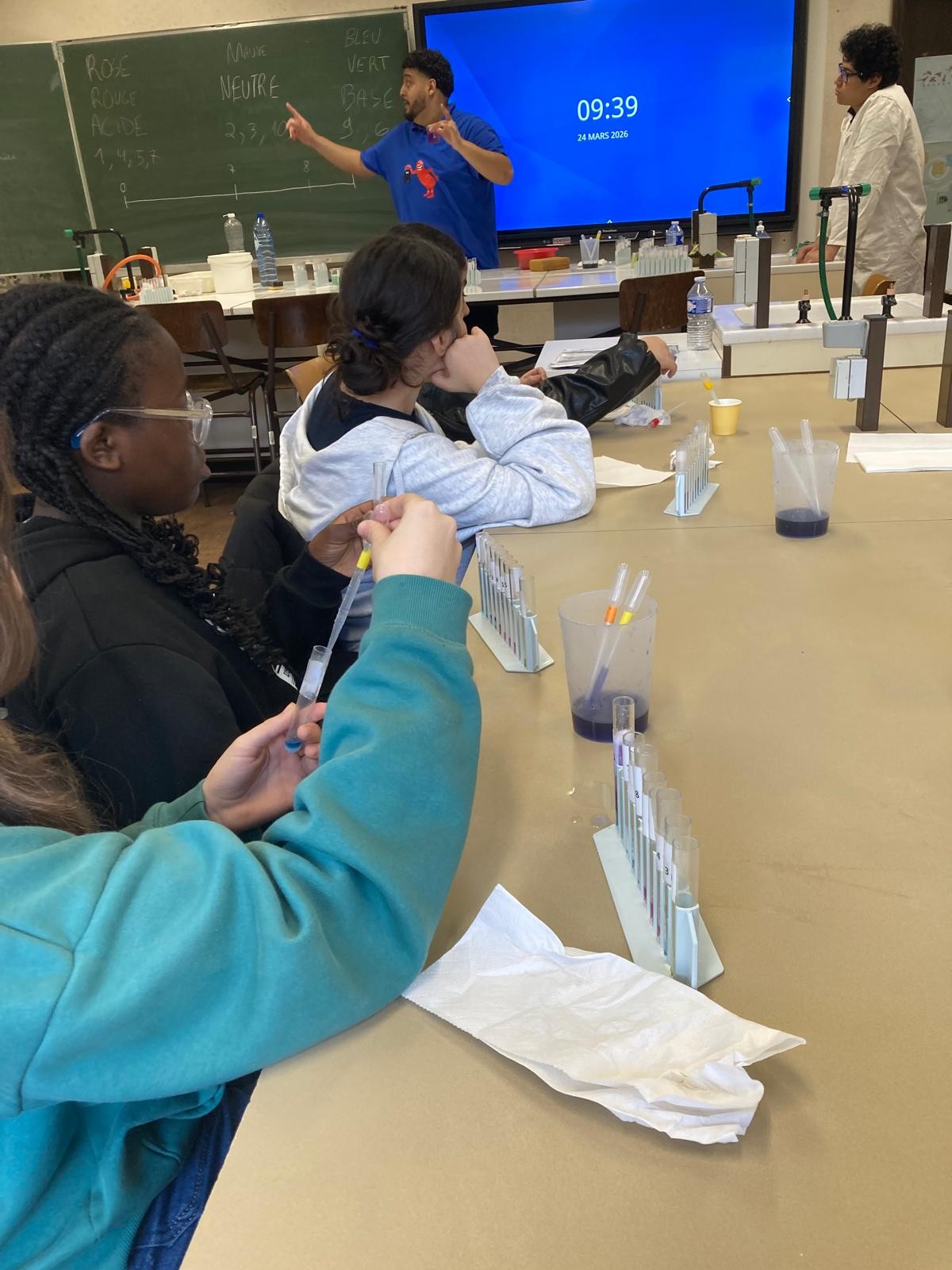 Élèves participant à un atelier scientifique Les Petits Débrouillards en classe