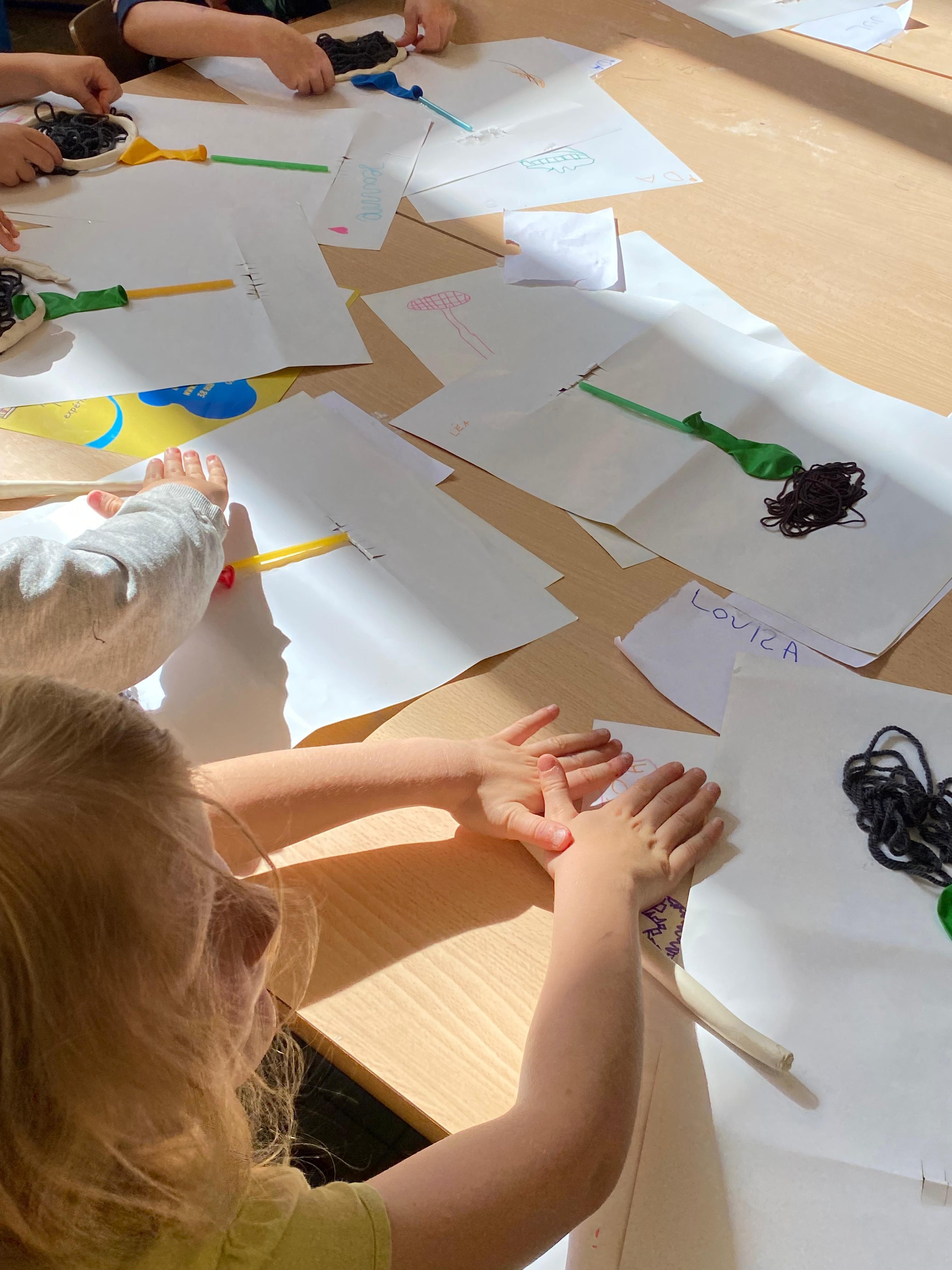 Élèves participant à un atelier scientifique Les Petits Débrouillards en classe