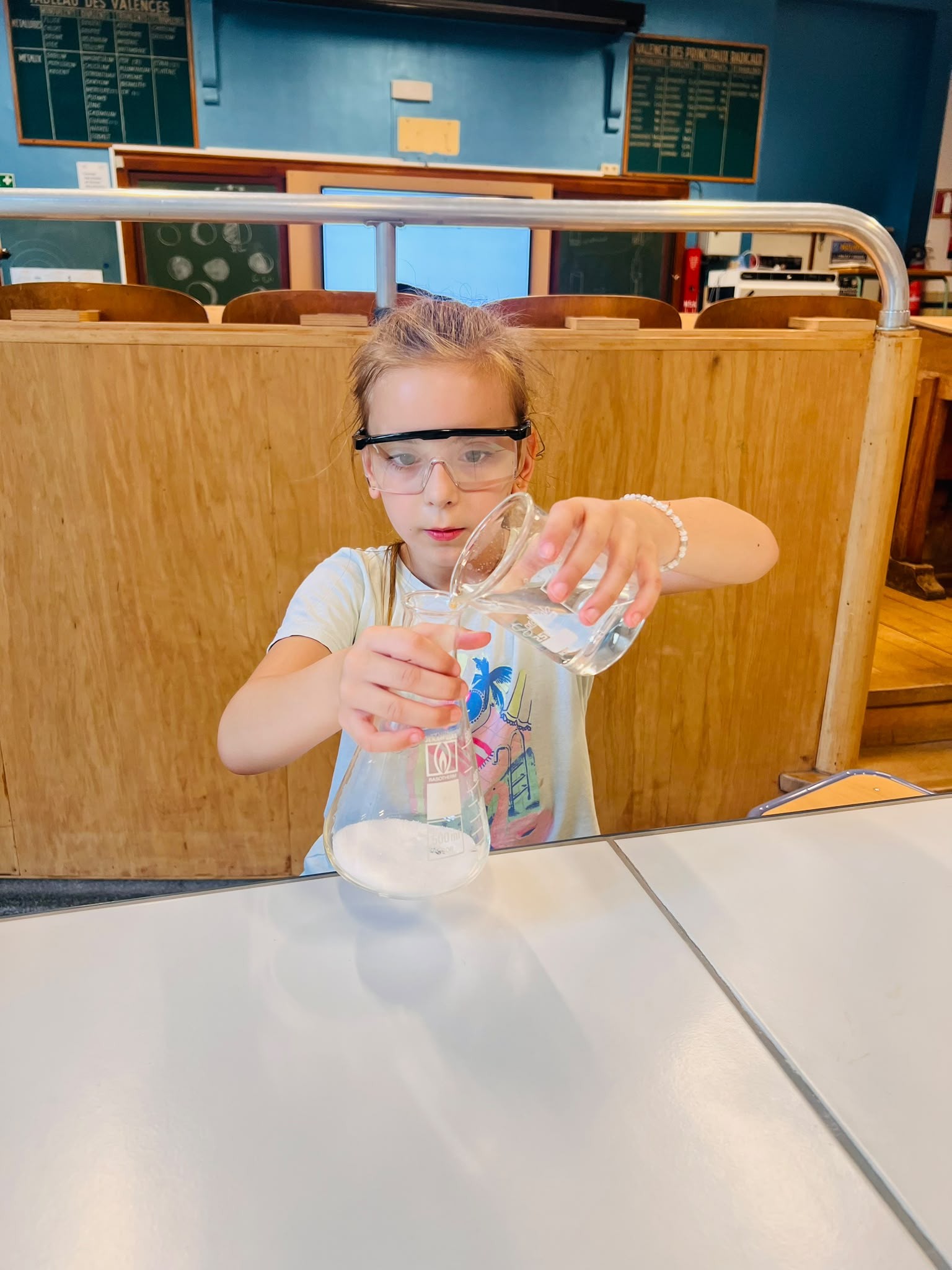 Enfant observant une expérience scientifique lors d'un stage Petits Débrouillards